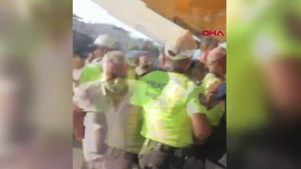 Son dakika haber... POLİS-ESNAF TARTIŞMASI BÜYÜDÜ; BİBER GAZIYLA MÜDAHALE EDİLDİ