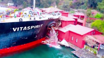 15 Extremely Dangerous Big Ships Crashing On Camera