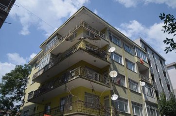 AVCILAR'DA BALKONU ÇÖKEN BİNA MÜHÜRLENDİ; ÇÖKME ANI KAMERADA