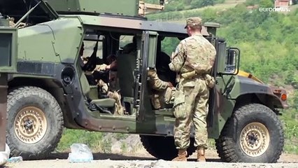 Télécharger la video: Fallimento colloqui Vučić-Kurti, tensione Kosovo-Serbia: truppe americane e della Nato al confine