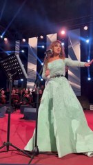 معجب يقتحم مسرح حفل نجوى كرم ورد فعلها حديث الجمهور