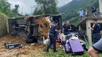 Rize'de turistleri taşıyan otobüs devrildi: 3'ü ağır 24 yaralı