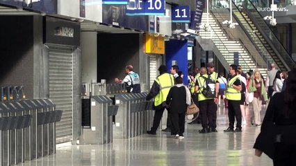 Забастовки в Великобритании: к железнодорожникам присоединяются докеры