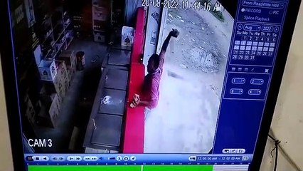 Attack on wine shop : फ्री में शराब नहीं दी तो दुकान में पथराव