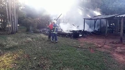 Incêndio destrói casa na área rural de Umuarama, perto do Cocamar