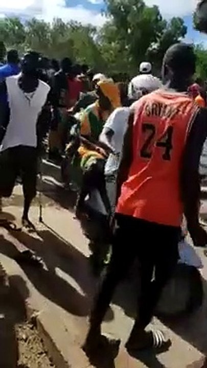 Inondations : frustrés, les riverains du Marigot de Mbao barrent la route nationale