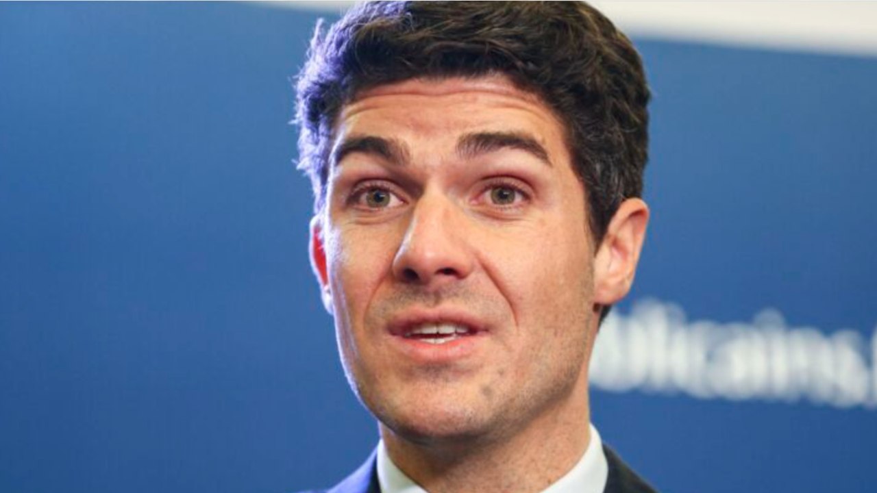 GALA VIDEO - “J’ai l’impression de dire moins de bêtises” : après les polémiques, Aurélien Pradié se moque de lui-même