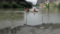 Erzincan haberleri... Erzincan'da nehirdeki çamura batan iki ineği AFAD kurtardı