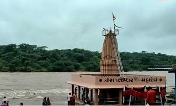 સાબરમતીમાં પાણી આવતા ઈડરનું સપ્તેશ્વર મંદિર થયું પાણીમાં ગરકાવ, જુઓ વીડિયો