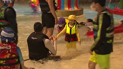 발 디딜 틈 없는 실내 물놀이장...어린이 손님 '북적' / YTN