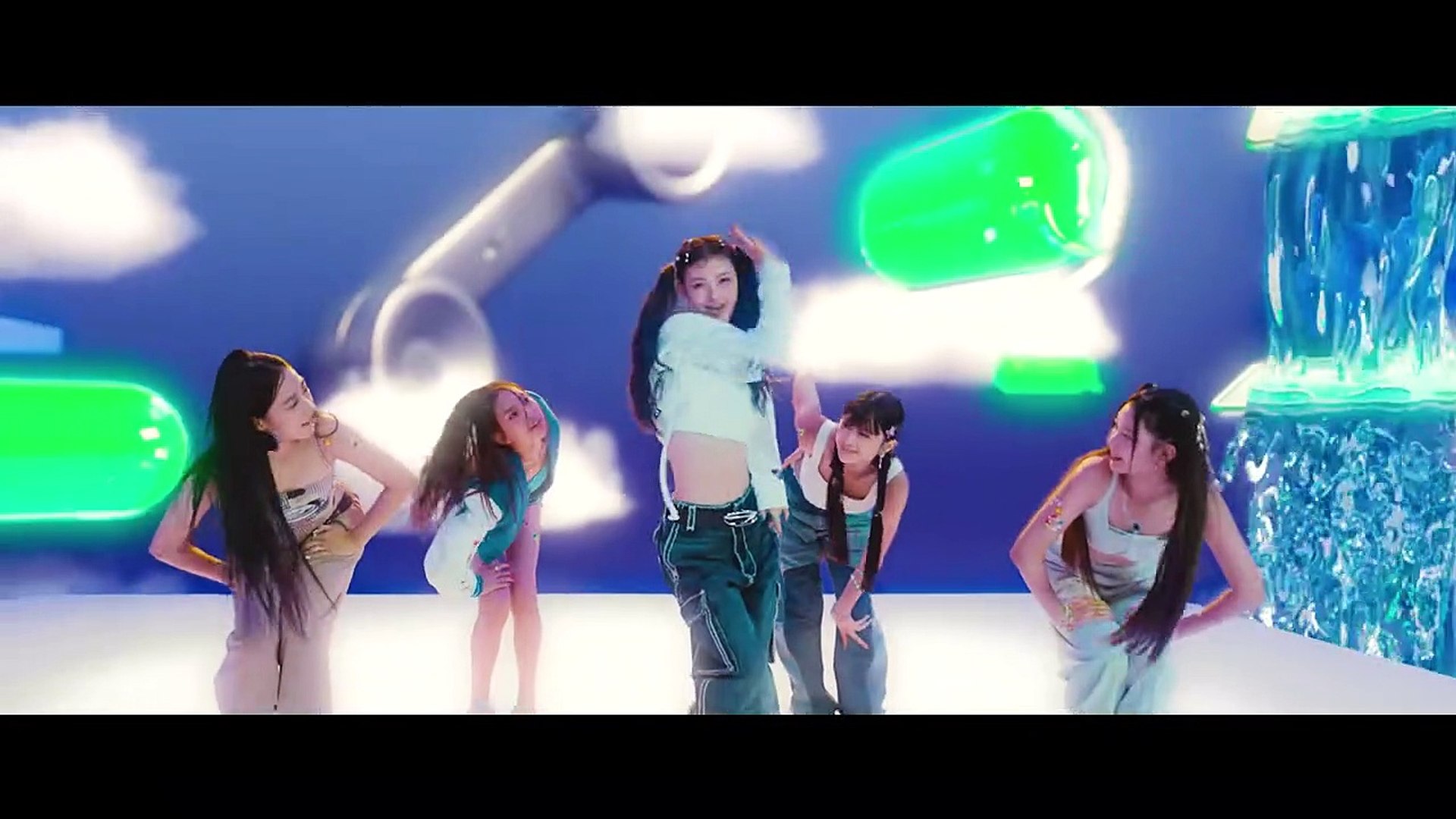 NewJeans (뉴진스) 'Hype Boy' Official MV (DANIELLE&HAERIN ver