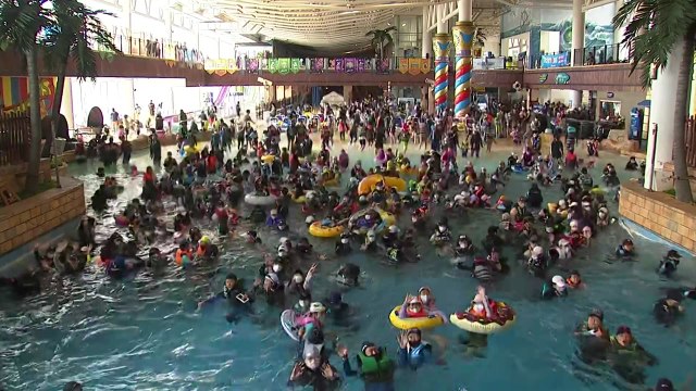 막바지 피서객 몰려 붐비는 물놀이장...어린이 손님 '북적' / YTN