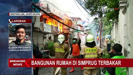 Asap Hitam Membumbung Tinggi Akibat Kebakaran Puluhan Rumah di Kawasan Simprug Kebayoran Lama