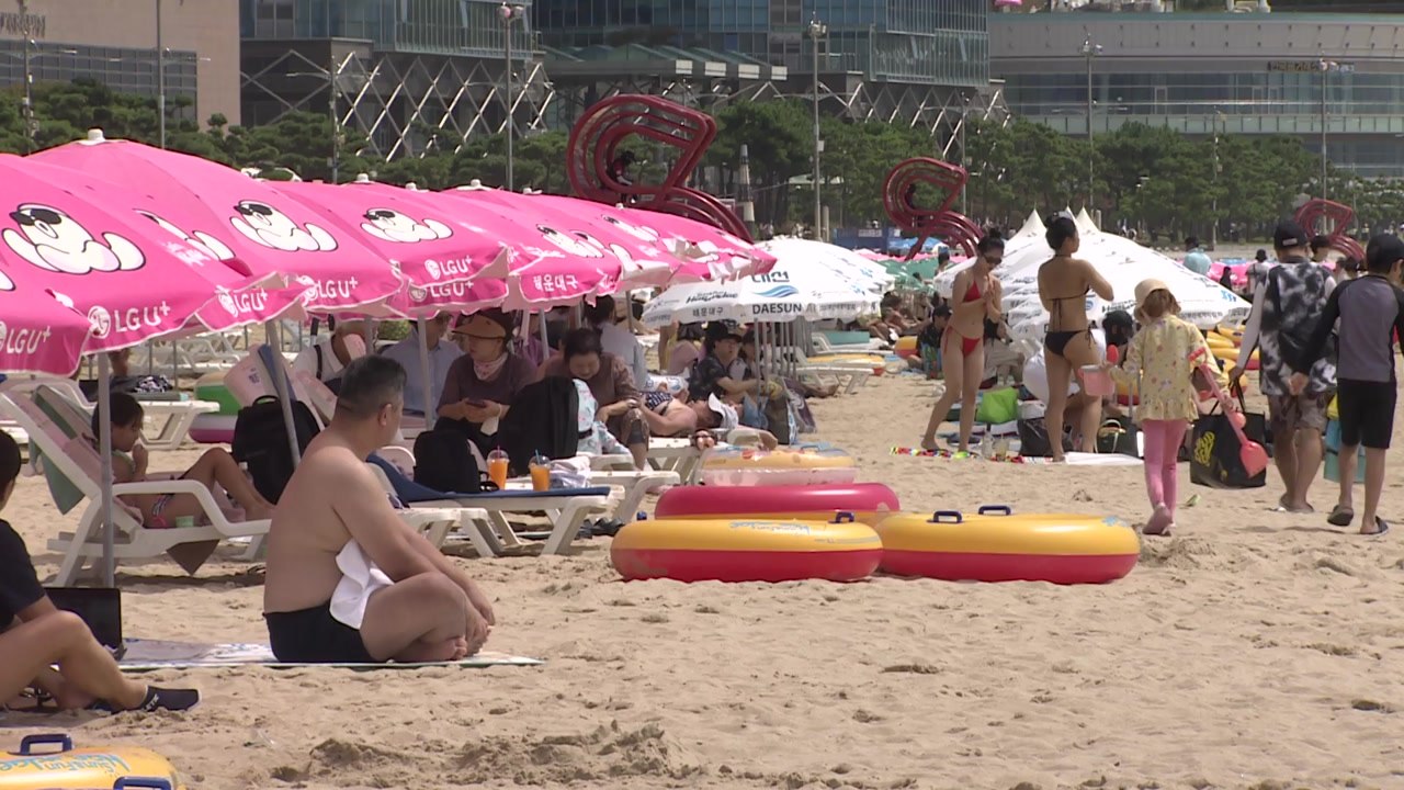 여름 끝자락 해운대해수욕장...막바지 피서객 몰려 / YTN