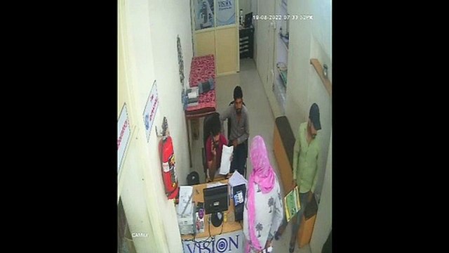 video: churu police constable: महिला पुलिसकर्मी ने की तोड़फोड़, सीसीटीवी में कैद हुई करतूत