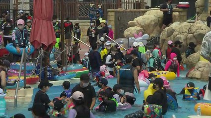 막바지 피서객으로 물놀이장 '북적'..."더위 잊어요" / YTN