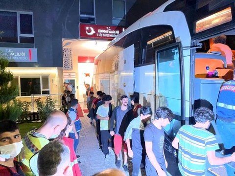 227 Afgan göçmen sınır dışı edilmek üzere İstanbul'a gönderildi