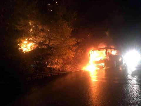 Seyir halindeki yolcu otobüsü alev aldı... Otobüs şoförünün dikkati olası facianın önüne geçti