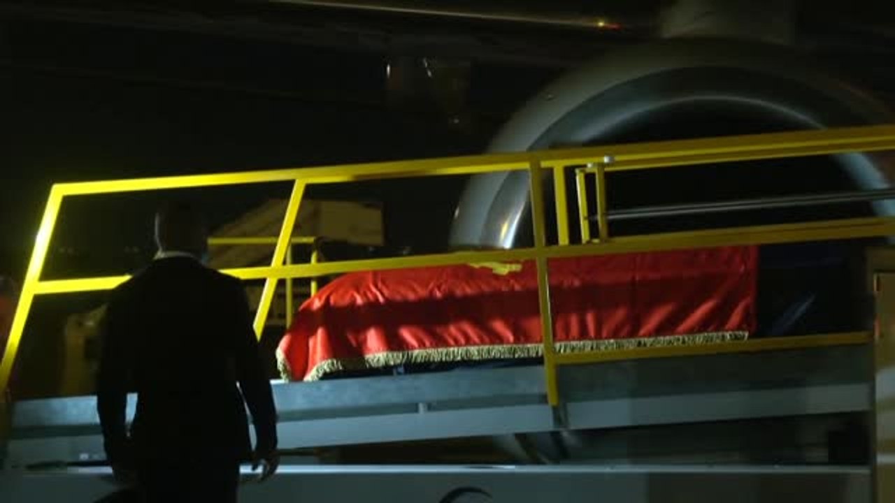 Llegan a Luanda los restos mortales del ex presidente angoleño Dos Santos