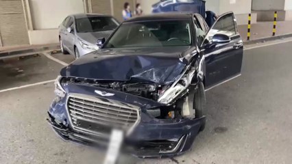 주차장 후진하다 수영장 라커룸으로 돌진...고속도로 트레일러 불 / YTN