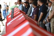 Gaziantep gündem haberi: GAZİANTEP - Trafik kazasında hayatını kaybeden görev şehitleri için Gaziantep Asri Mezarlık Bahattin Nakiboğlu Camisi'nde cenaze namazı kılındı