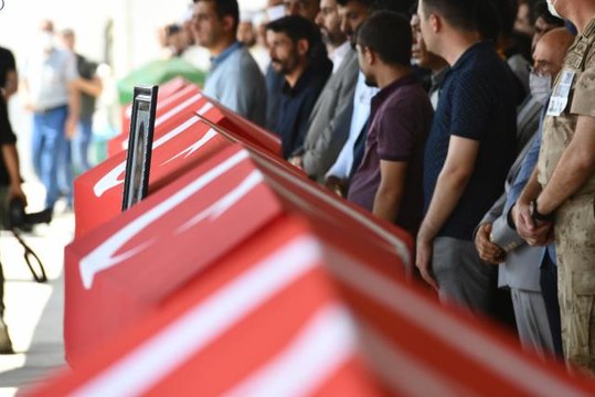 Gaziantep gündem haberi: GAZİANTEP - Trafik kazasında hayatını kaybeden görev şehitleri için Gaziantep Asri Mezarlık Bahattin Nakiboğlu Camisi'nde cenaze namazı kılındı