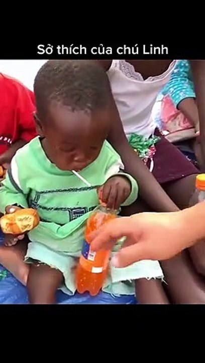 Hết Lôi con, chú Linh lại ghẹo em bé châu Phi phát khóc vì giấu nắm kẹo trong áo