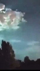 مقاطع رائجة لـ "اختراق نيزك سماء حائل".. ومختص: إن نجا شيءٌ يصل هنا!