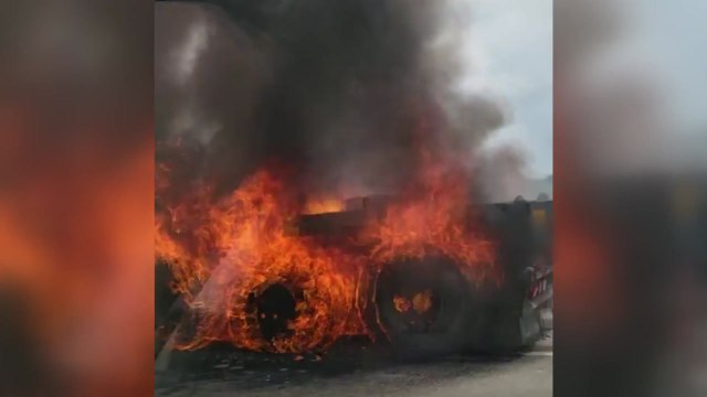 고속도로 달리던 트레일러 불... 타이어 파손 후 과열 / YTN