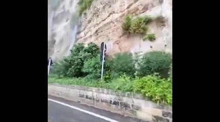 Cascate d'acqua e strade allagate a Tropea, circolazione in tilt a causa del maltempo