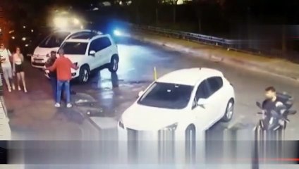 Sağa sola salça olup naralar atan alkolik müptezellere haddini bildirdi! 1 kişi, 3 kokuşmuş alkoliğe yumruklarıyla ders verdi: O anlar saniye saniye kamerada