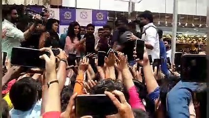 “சீஃப் கெஸ்ட்” சிவாங்கி.. திரண்ட ரசிகர்கள்! திணறிய தேனி - வாகன ஓட்டிகள் புலம்பல்