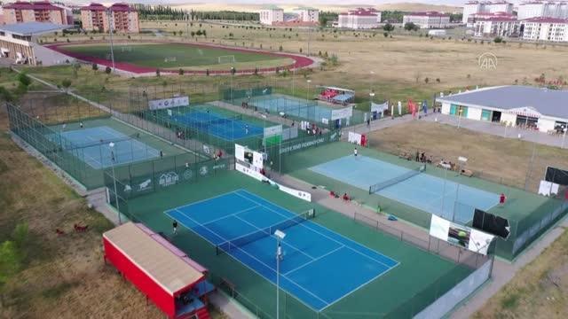 Ağrı haberi! Geleneksel 2. Ağrı Dağı Tenis Turnuvası tamamlandı