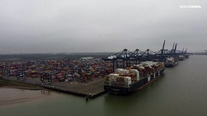 عمال أكبر ميناء للحاويات في بريطانيا يبدأون إضرابا لمدة 8 أيام