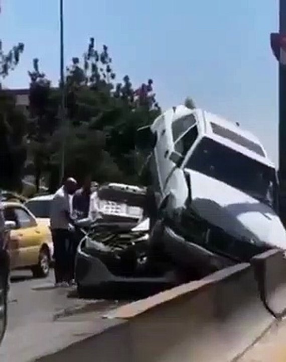حادث تصادم بين 6 مركبات بالقرب من إشارات السابع