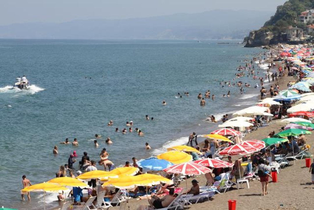 Düzce haberleri! Akçakoca'da hafta sonu sahillerde yoğunluk oluştu