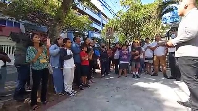 Pais, alunos e funcionários de escola atacada se reúnem pra fazer oração