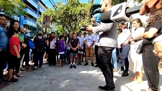 Pais, alunos e funcionários de escola atacada se reúnem pra fazer oração | Parte 2