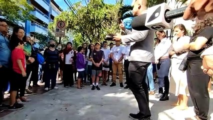 Pais, alunos e funcionários de escola atacada se reúnem pra fazer oração | Parte 2