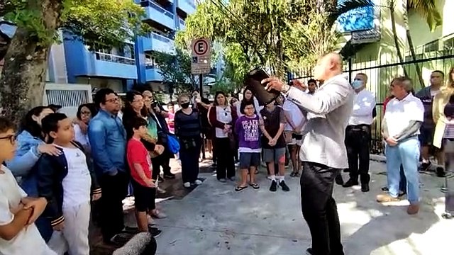 Pais, alunos e funcionários de escola atacada se reúnem pra fazer oração | Parte 3