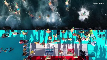 Из Азии в Европу вплавь: турки одержали победу в гонке через Босфор