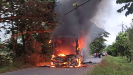 Disidencias de las Farc detuvieron e incineraron un bus sobre la vía Acacías