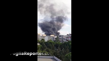 Barletta: un gigantesco incendio sta sprigionando fumo nero - VIDEO