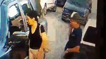 Cámara de seguridad capta a pareja abriendo vehículo estacionado en supermercado de colonia Kennedy