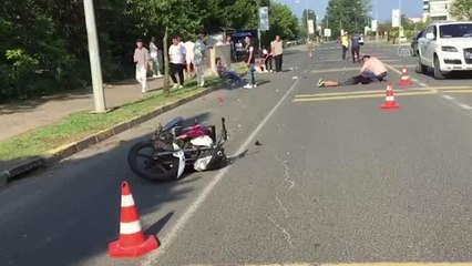 Motosikletin yayaya çarpması sonucu 3 kişi yaralandı