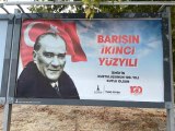 İYİ Partili Dervişoğlu'ndan Tunç Soyer'e afiş tepkisi