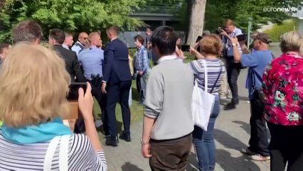 فيديو: ناشطتان تفاجئان المستشار الألماني بصدر عار تنديدا بالاجتياح الروسي لأوكرانيا