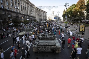 Son dakika haberleri... Ukrayna tarafından ele geçirilen Rus askeri zırhlıları Kiev'de sergileniyor