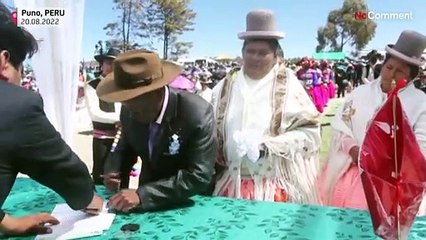 51 couples se marient lors d'une cérémonie ancestrale au bord du lac Titicaca