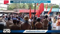 അത്തോളി നാരായണന്റെ വീട്ടിലേക്ക് ഹിന്ദു ഐക്യവേദി പ്രവർത്തകർ നടത്തിയ പ്രകടനം പൊലീസ് തടഞ്ഞു